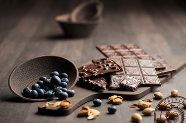 Продуктови Категории Шоколади Laurence Черен шоколад (61% какао) с бадеми и боровинки 85 гр. 
